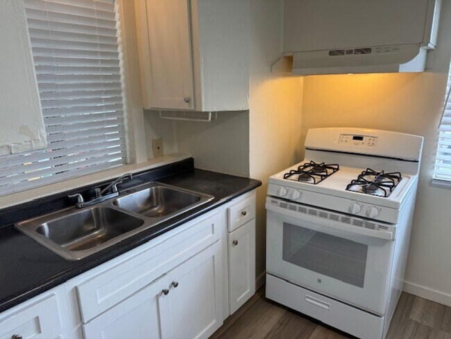 Building Photo - 501 W 8th St