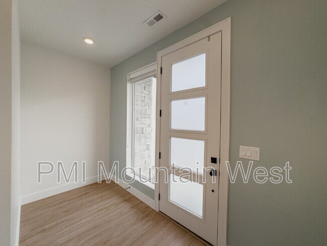 Building Photo - 331 S 680 W