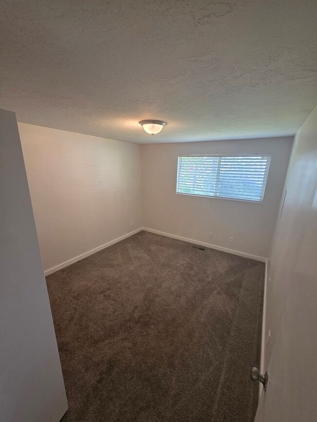 Building Photo - Spacious 4 bedroom 3 bathroom townhouse!