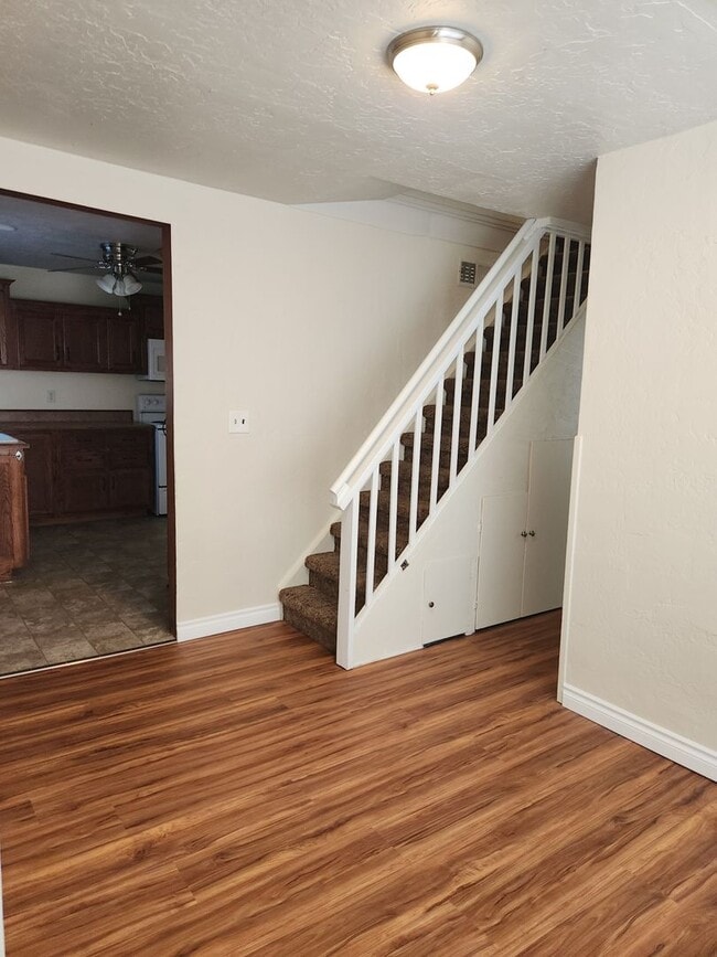 Building Photo - 4 Bedroom 1 Bath House