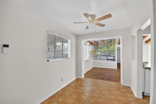 Building Photo - 2272 E Blacklidge Dr
