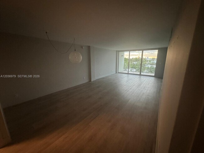 Building Photo - 9500 W Bay Harbor Dr