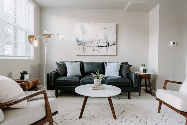 Building Photo - Gorgeous Townhome near Edgewater!
