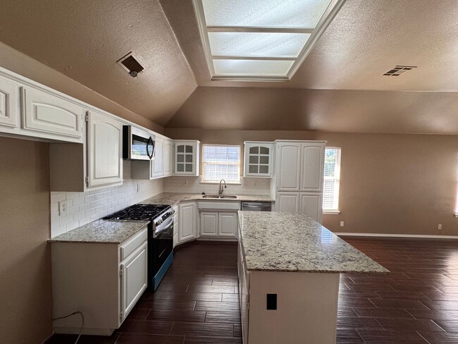 Building Photo - Large 3 bed 2 bath with 2 car garage.