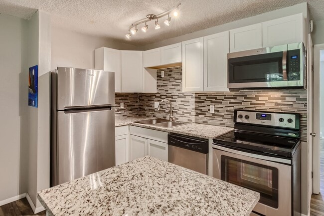 Building Photo - Spacious 1 Bed 1 Bath in the heart of Holly Hills. LEASING SPECIAL SEE INFO BELOW