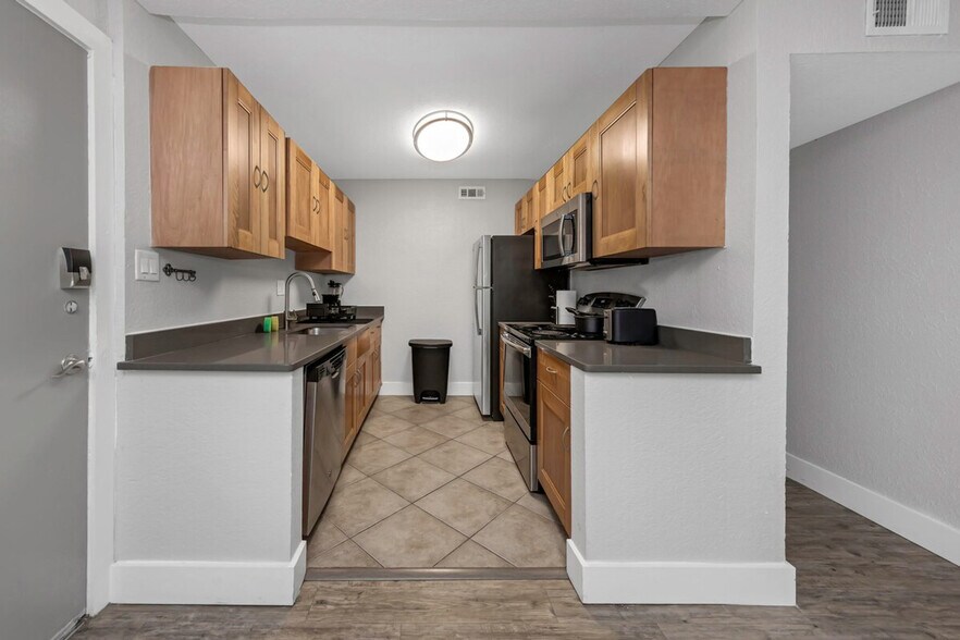 Building Photo - 110 S Manhattan Ave