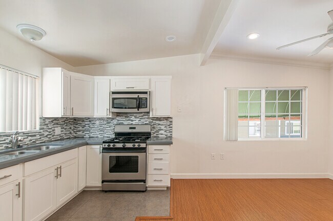Building Photo - PERFECTLY LOCATED 2 BD / 1 BA UPSTAIRS APA...