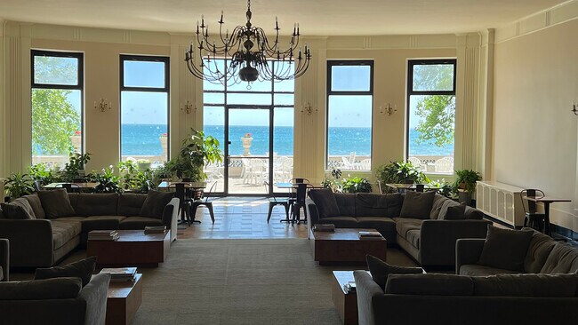 Building Photo - 1205 W Sherwin Ave