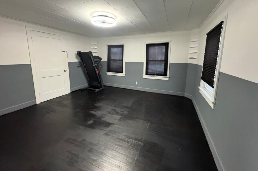 Building Photo - 1600 N Lyndonville Rd