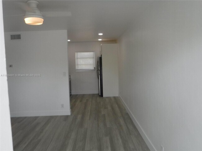Building Photo - 1045 NE 39th Dr