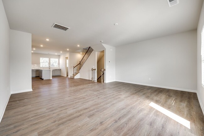 Building Photo - Beautiful 3-bedroom, 3.5 bath townhome in Elizabeth of fabulous Fort Mill!!