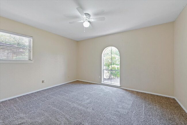 Building Photo - "Spacious 4-Bedroom Hardwood & Granite Fin...