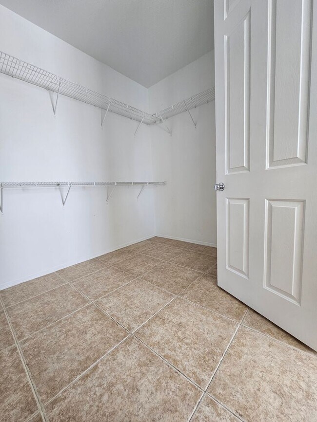 Building Photo - 5 BEDROOM OAK HILLS / HESPERIA HOME