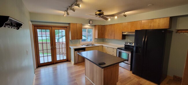 Building Photo - AVAILABLE AUGUST 15th - 4 Bed 3 Bath w/ Spacious Back Deck - SHORT TERM LEASE TILL END OF APRIL