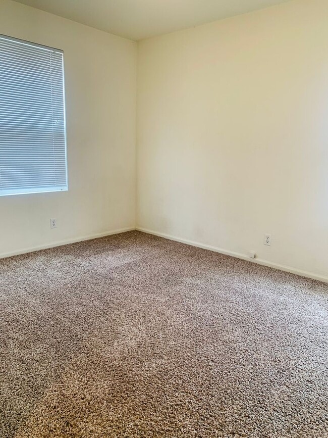 Building Photo - 3 Bedroom 2 Bathroom Townhome Close to DIA