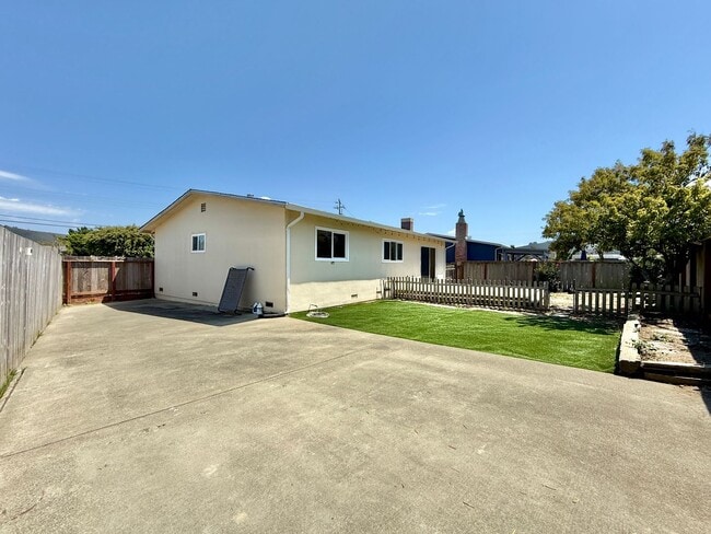 Building Photo - Spacious Ranch-Style Home with Bonus Room ...