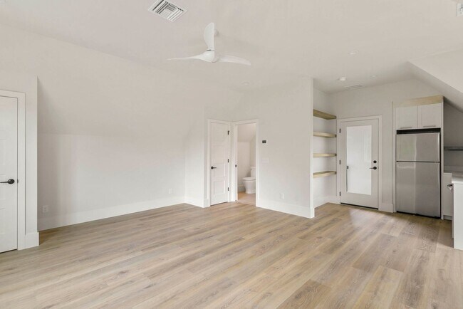 Building Photo - 3222 Holliday Ave