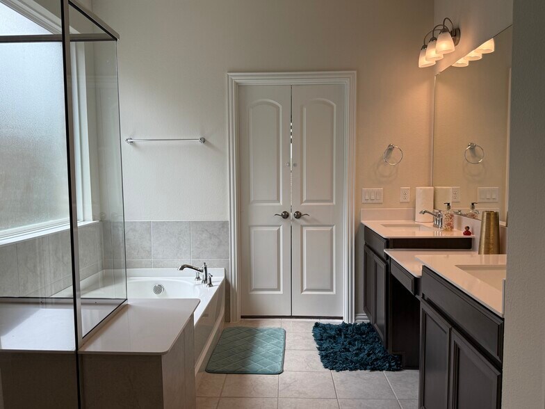 Master bathroom tub - 3340 Sorghum Way