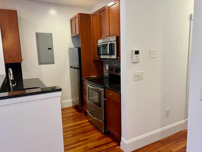 Building Photo - 31 Temple St