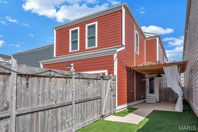 Building Photo - 5044 Arpent St