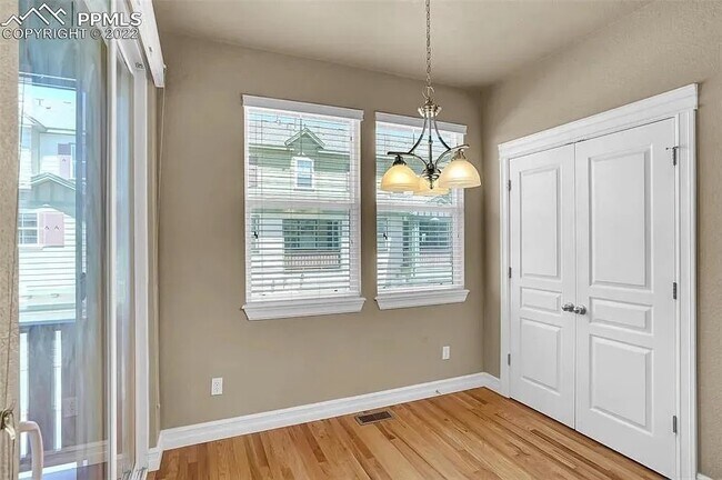 Building Photo - Beautiful 2 bedroom townhouse near Pine Creek!