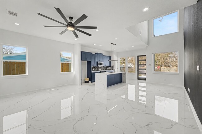 Building Photo - 5034 Pershing St