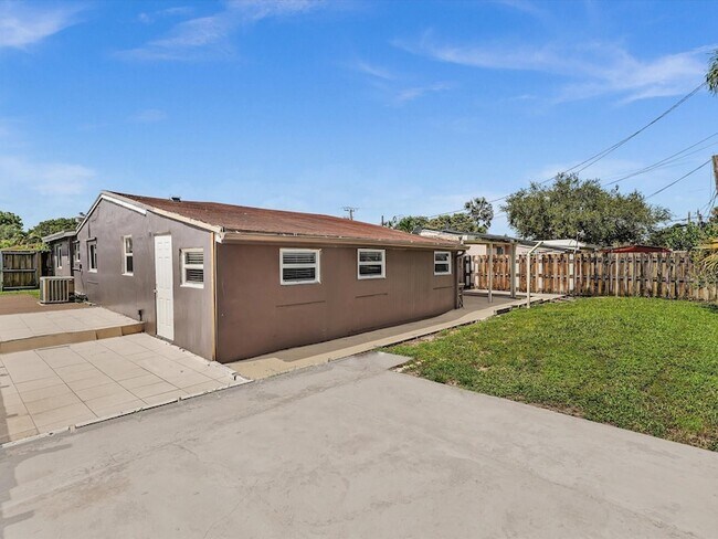 Building Photo - 6661 Meade St