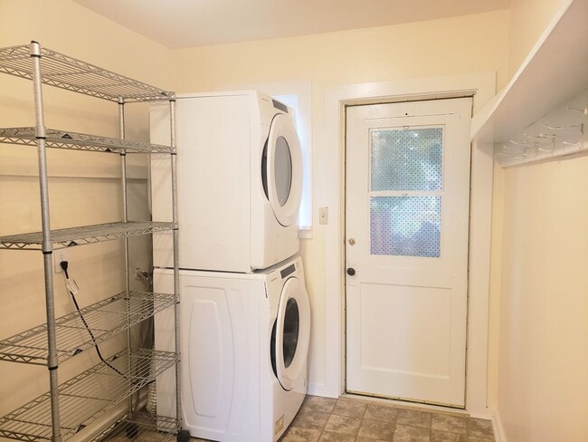 Building Photo - Charming Cottage in Woodburn with Large Yard!