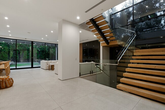 Building Photo - 356 N La Jolla Ave