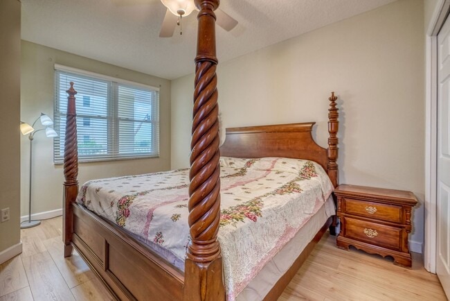 Building Photo - Updated 3 bedroom unit overlooking the Eas...