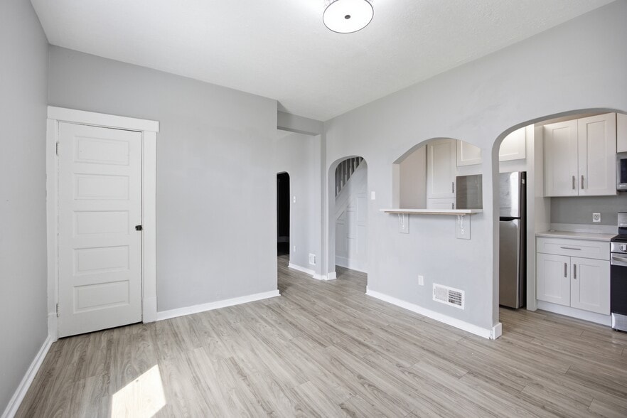 Building Photo - 827 Hinnerman St