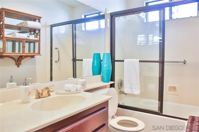 Building Photo - Light, Bright + Airy 2 Bed, 2 Bath Second Floor Condo in Highly Desirable Hillcrest!