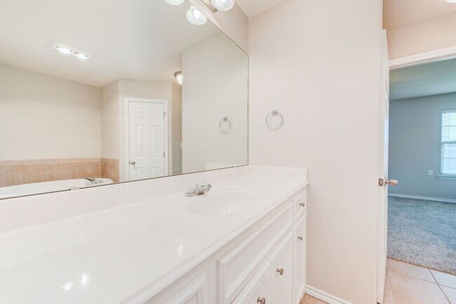 Building Photo - Spacious 4-Bedroom Gem in North Lubbock