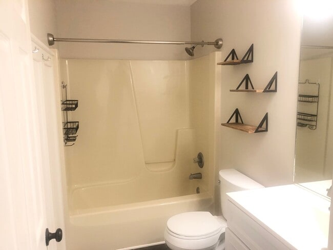 Building Photo - Gorgeous 2 BR Townhouse in Normal
