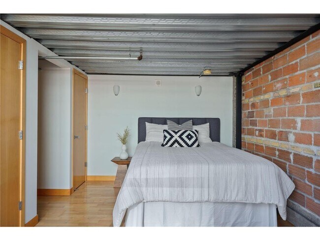 Building Photo - 521 S 7th St