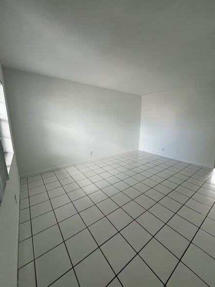 Building Photo - 374 Sunshine Dr