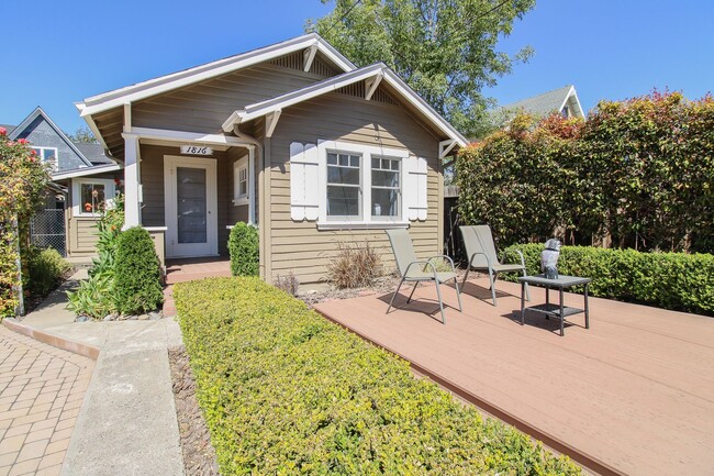 Building Photo - Charming 1 bedroom, 1 bathroom home
