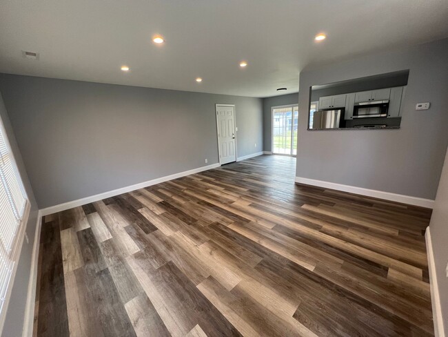 Building Photo - Renovated 4 bed 2 bath single home in levi...