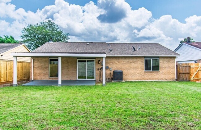 Building Photo - 318 Willoughby Dr