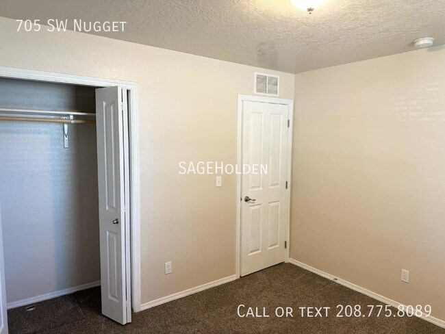 Building Photo - 705 SW Nugget-