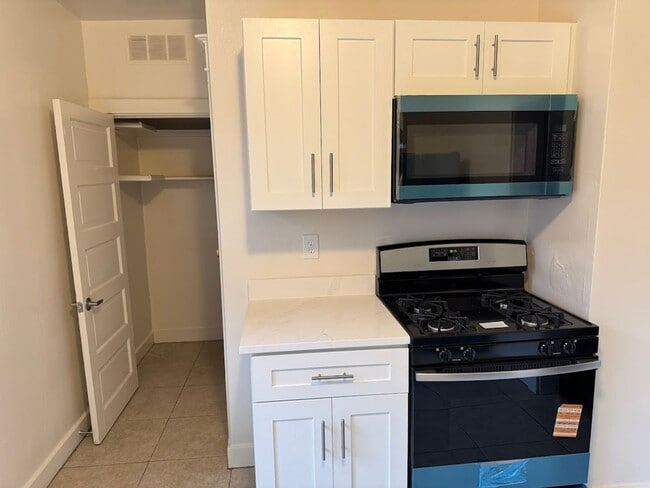 Building Photo - Wonderful Duplex in the Heart of Squirrel Hill!