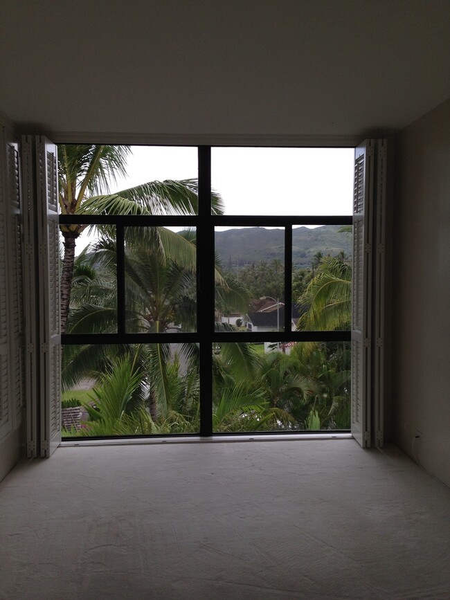 Building Photo - Mountain Views from Pet-Friendly Windward ...