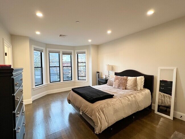 Building Photo - 498 Sumner St