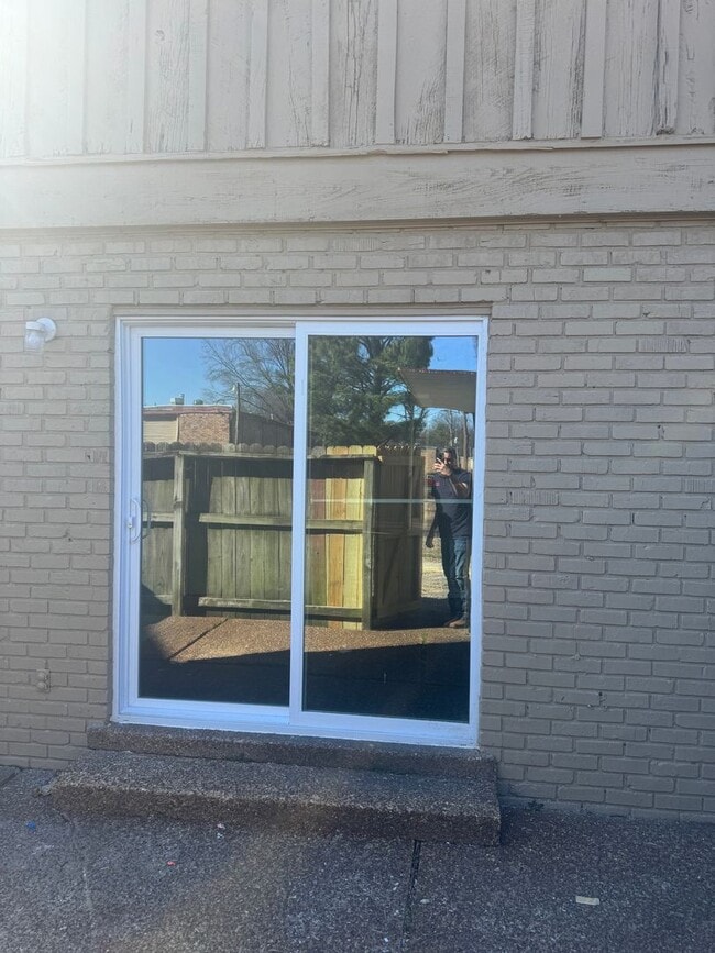 Building Photo - 996 University St