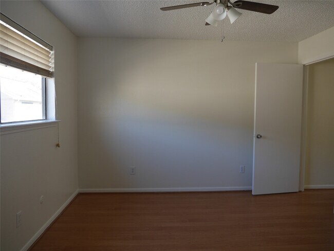 Building Photo - 13840 Hollowgreen Dr