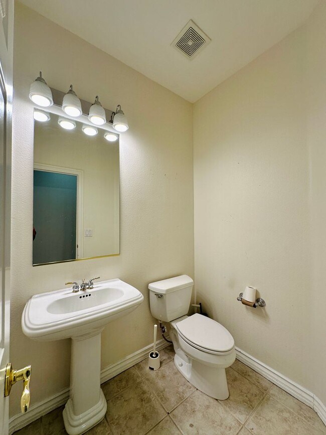 Building Photo - GORGEOUS 2 STORY HOME WITH A GRAND ENTRY &...