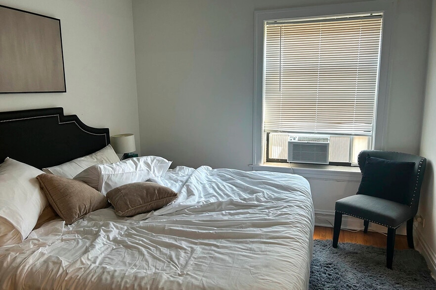 Building Photo - 1915 W Larchmont Ave