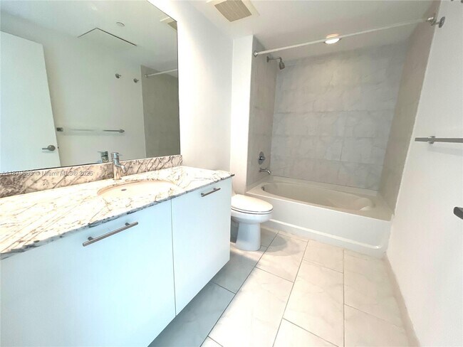Building Photo - 950 Brickell Bay Dr