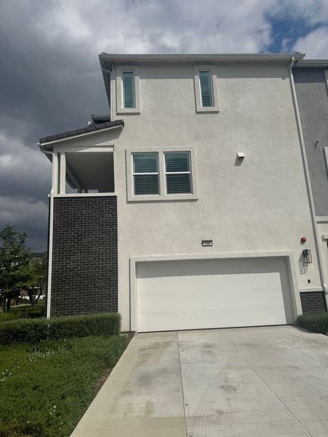 Building Photo - 2 Bedrooms 2.5 Bathrooms condo