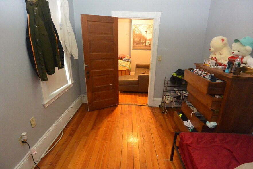 Building Photo - 10 Brackett St